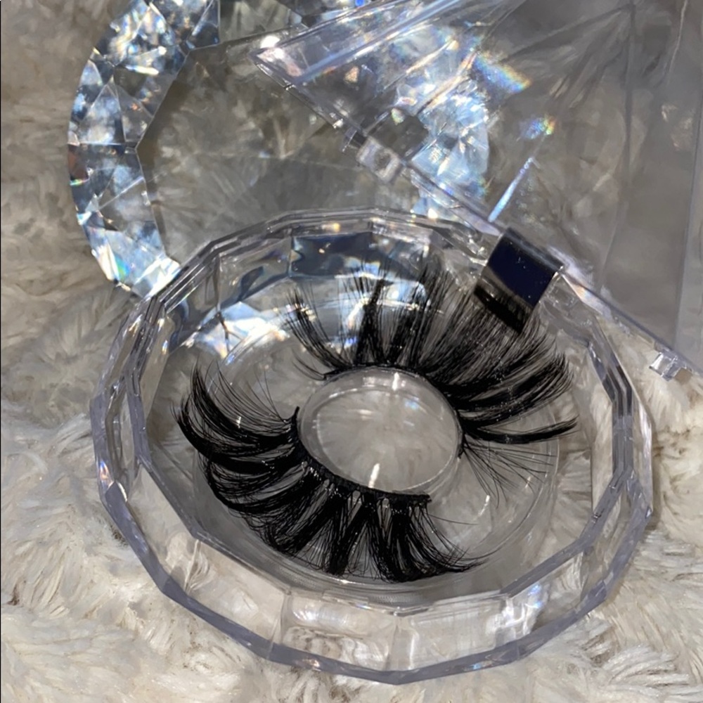 Lashes💕 - Picture 2 of 7